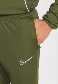 Nike Performance M NK DRY ACD21 TRK SUIT K - Fato de treino - rough green/white
