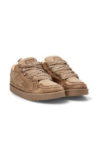 Zapatillas de ante marrón con gruesos cordones beige, cuellos acolchados y suelas de goma, mostradas una al lado de la otra sobre un fondo blanco.