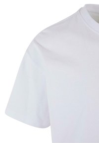 Hvid bomulds t-shirt med rund hals, korte ærmer og glat, ensartet tekstur. Ingen synlige mønstre eller accenter.