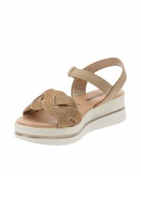 Sandal beige realizzato in materiale testurizzato con un design di cinturini brillanti, cinturino alla caviglia regolabile e suola piattaforma bianca.