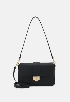 Bolso de hombro negro de cuero sintético con forma rectangular, herrajes dorados, cierre magnético y correa desmontable. Detalle de superficie texturizada.
