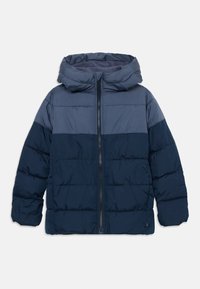 Veste matelassée bicolore bleu marine avec fermeture éclair à l'avant et capuche intégrée, conçue pour les temps froids.