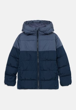 Gepolsterte zweifarbige dunkelblaue Jacke mit Frontreißverschluss und angenähter Kapuze, entworfen für kaltes Wetter.