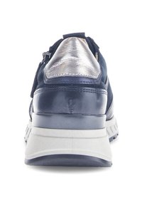 Blauer Sportschuh mit einer metallisch silbernen Ferseneinfassung, Netz- und Lederstruktur, gepolsterter Sohle und einem runden Zehenbereich.