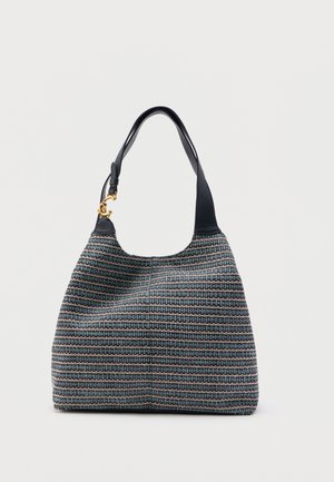 Τσάντα χειρός με υφαντό μοτίβο σε μαύρο, μπλε και ροζ χρώμα, μαύρο δερμάτινο ιμάντα ώμου και χρυσή λεπτομέρεια κλειδώματος σε απλό φόντο.