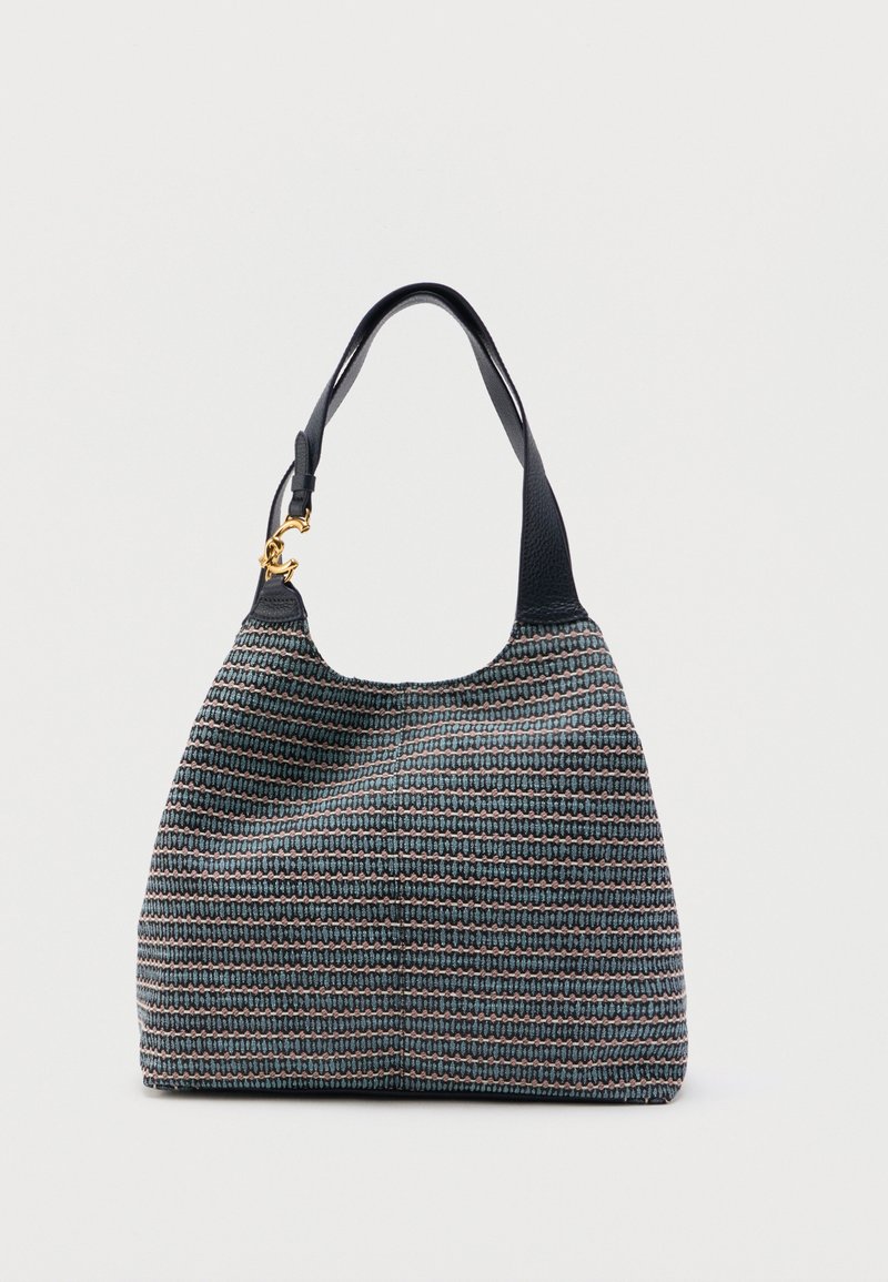 Τσάντα χειρός με υφαντό μοτίβο σε μαύρο, μπλε και ροζ χρώμα, μαύρο δερμάτινο ιμάντα ώμου και χρυσή λεπτομέρεια κλειδώματος σε απλό φόντο.