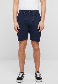 Shorts bleumarin cu talie ajustabilă, cu tiv rulat și buzunare laterale. Fabricate din bumbac, cu o textură netedă și ușoară.