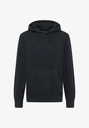 Hanorac negru cu buzunar tip cangur, manșete striate și glugă cu șnur. Prezintă logo-ul "MUSTANG" în relief pe partea din față. Textură moale a țesăturii.