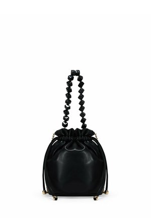 Bolso de drawstring de cuero negro con parte superior fruncida, forma cilíndrica, asa con cuentas y acentos de hardware dorado. Textura suave, diseño minimalista.