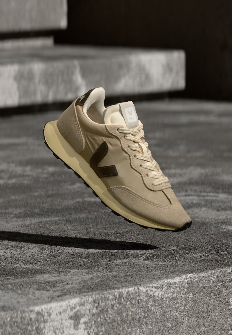 Veja RIO BRANCO LITE almond sahara eagle/off-white