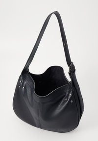 Borsa a spalla in pelle nera con finitura texturizzata, chiusura con zip e borchie decorative in argento sui lati. Interno spazioso.