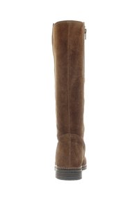 Bota de ante marrón hasta la rodilla con puntera redondeada, cremallera lateral y superficie texturada. Suela de goma con ranuras horizontales para agarre.