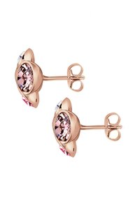 Roze gouden stud oorbellen met een centrale roze edelsteen omringd door kleinere heldere en roze accenten. Glad, afgerond ontwerp.