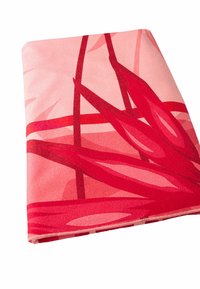 Asciugamano rosso e rosa con motivo a foglie astratte, texture morbida e finitura liscia, piegato per esaltare i colori vivaci e i dettagli.