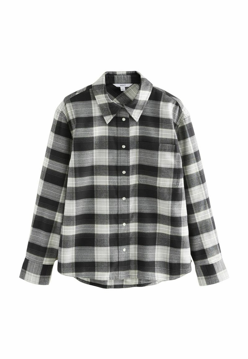 Chemise à manches longues à carreaux noirs, blancs et gris, avec col et une poche poitrine unique, présentée sur un fond blanc uni.