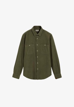 Camisa de manga larga verde oliva, hecha de tejido texturizado, con un cierre frontal de botones, dos bolsillos en el pecho y un collar.
