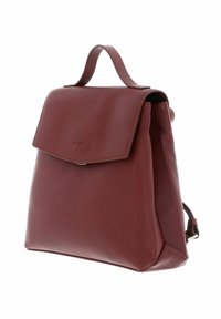 Petit sac à dos en cuir bordeaux avec une anse supérieure, fermeture à rabat et une subtile embossage de marque à l'avant.