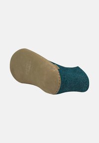 Blå filttoffel med en beige mockasula. Noterbar sömnad längs kanten. Rund tådesign utan ytterligare mönster eller detaljer.