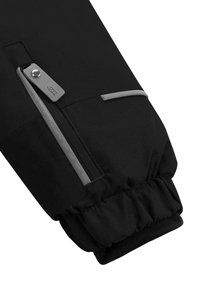 Schwarze wasserdichte Jacke mit flachem elastischem Bündchen, Reißverschlusstasche und reflektierendem Besatz. Glatte Textur, strapazierfähiger Stoff.