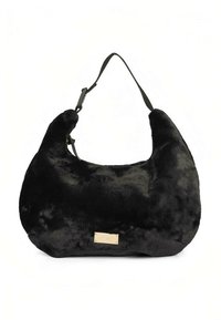 Schwarze Schultertasche aus Kunstpelz mit geschwungener Form. Sie verfügt über eine strukturierte Oberfläche, einen abnehmbaren Riemen und eine kleine goldene Logo-Plakette.