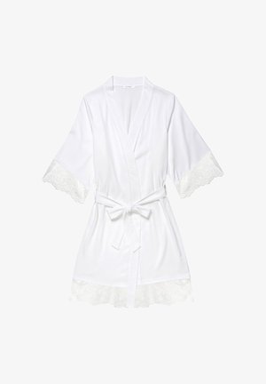 Bata de satén blanca con detalles de encaje en las mangas y el dobladillo, escote en V y cinturón atado a la cintura.