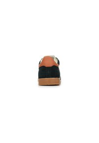 Sneaker in suede nero con tallone in pelle color nocciola, accenti beige e suola in gomma naturale. Finitura testurizzata con design a profilo basso.