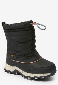 Schwarzer isolierter Stiefel mit gepolstertem Obermaterial, gummiertem unteren Teil und gesprenkelter Sohle. Verfügt über einen Kordelzugverschluss und einen kupferfarbenen Akzent am oberen Rand.