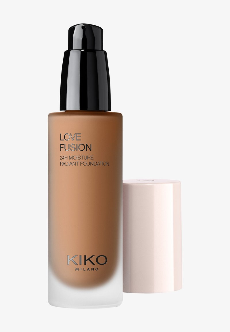 Flacon de fond de teint Love Fusion 24H Moisture Radiant de KIKO Milano avec pompe noire et bouchon rose pâle retiré.