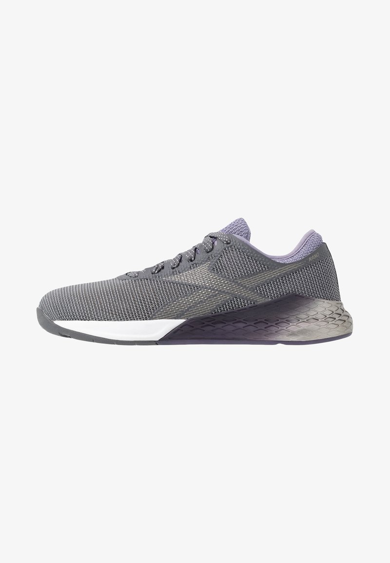 Baskets de sport légères avec une tige en mesh gris, des accents violets et une semelle en caoutchouc texturée. Caractéristiques d'un design moderne et épuré.
