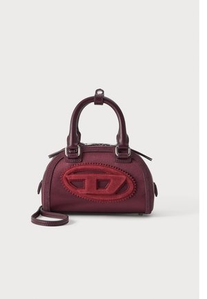 Piccola borsa a mano color borgogna dalla forma arrotondata, con doppi manici e grande logo ovale rosso texturizzato sulla parte frontale, su sfondo neutro.