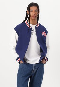 Red Bull Racing x Pepe Jeans Bomber stiliaus striukė - eton blue