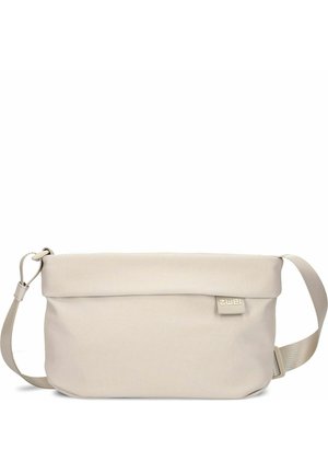 Bolso bandolera beige con correa ajustable y tapa plegable, con una pequeña etiqueta de tela con el logo en la parte frontal derecha.