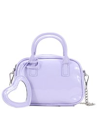 Bolso de mano de charol púrpura con doble asa, forma redondeada y un llavero en forma de corazón desmontable. Incluye detalles deHardware plateado.
