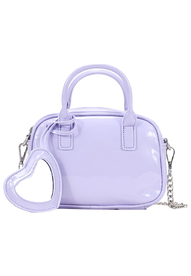 Bolso de mano de charol púrpura con doble asa, forma redondeada y un llavero en forma de corazón desmontable. Incluye detalles deHardware plateado.