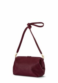 Bordo odinė rankinė su tekstūruotu paviršiumi, auksinėmis detalėmis ir mazguotu peties dirželiu; stačiakampė forma su užtrauktuku.