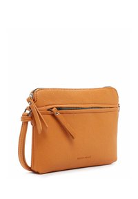 Clutch in pelle arancione con finitura testurizzata, chiusura a zip e tracolla rimovibile. Presenta una tasca anteriore con zip e il logo del marchio.