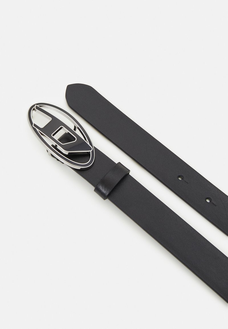 Cintura in pelle nera con una fibbia ovale argentata dal design elegante. Presenta una texture liscia e numerosi fori di regolazione per la misura.