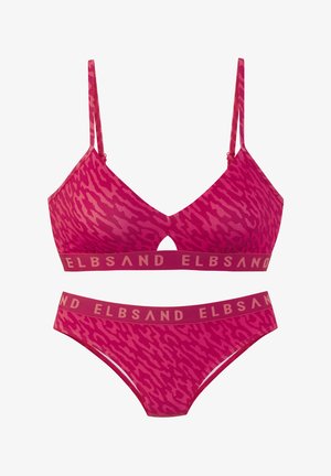 Roze lingerie set met een gestructureerd, camouflagepatroon. De bh heeft een sleutelgatdetail en verstelbare bandjes; de slips hebben een bijpassende tailleband.