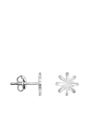 Silverörhängen med stjärnformad design med platta, texturerade blad och en slät baksida för säker fästning.