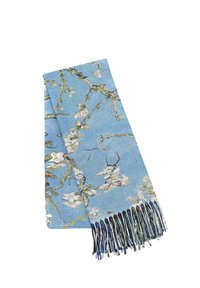 Sciarpa blu con design floreale, caratterizzata da fiori bianchi e rami verdi. I bordi presentano dettagli frangiati lunghi e multicolori.