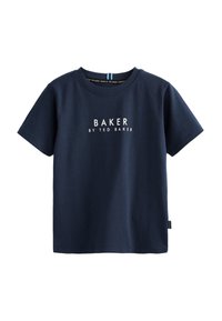 Tumši zils kokvilnas t-krekls ar apaļu kaklu; priekšpusē ir balts teksts "BAKER BY TED BAKER". Īsas piedurknes, bez rakstiem vai akcentiem.