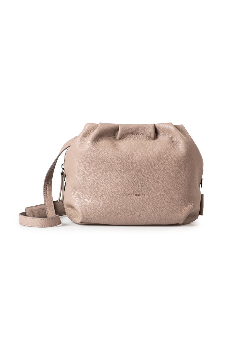 Kleine Umhängetasche aus Leder in hellem Beige mit strukturierter Oberfläche, gerafftem Verschluss an der Oberseite und verstellbarem Trageriemen. Besitzt ein elegantes, minimalistisches Design.