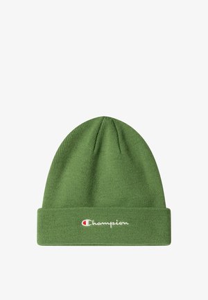 Gorro de lana verde con dobladillo, que presenta un logotipo bordado en blanco de "Champion" y un acento rojo. Material suave, ajuste ceñido.