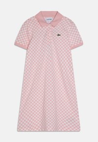 Sukienka polo w jasnoróżowym kolorze z białym wzorem w kratkę, z kołnierzykiem, krótkimi rękawami i haftowanym logo na piersi.