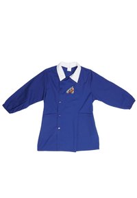 Camicia blu con bottoni, maniche lunghe, colletto bianco, due tasche frontali e un design ricamato di motocicletta sul petto.