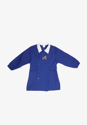 Camicia blu con bottoni, maniche lunghe, colletto bianco, due tasche frontali e un design ricamato di motocicletta sul petto.