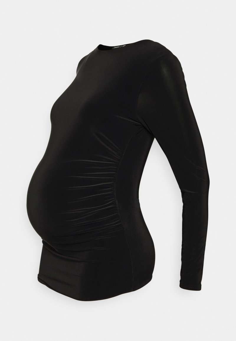 Camisa preta de manga longa feita de um material elástico, com laterais franzidas para um ajuste mais justo, projetada para acomodar uma silhueta grávida.
