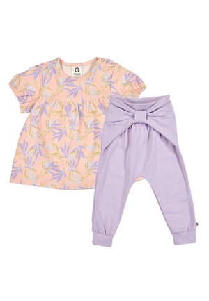 Kurzes Baby-Kleid mit Pfirsichblumenmuster und lilafarbenen Hosen mit großer Schleife vorne und elastischen Bündchen.