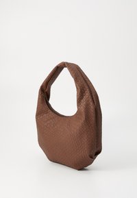 Brun vävd läderhandväska med ett böjt handtag, dragkedjeförslutning och en texturerad yta. Designen har en avslappnad form och en minimalistisk stil.