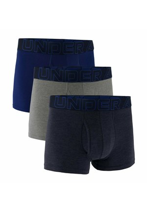 Drei Herrenboxershorts in Marineblau, Grau und Dunkelblau, jeweils mit einem schwarzen Bund mit großen blauen Buchstaben.